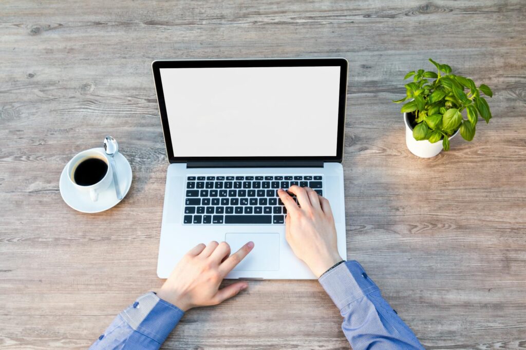 Freelancer u razgovoru s knjigovođom o oporezivanju i poslovnim modelima.
