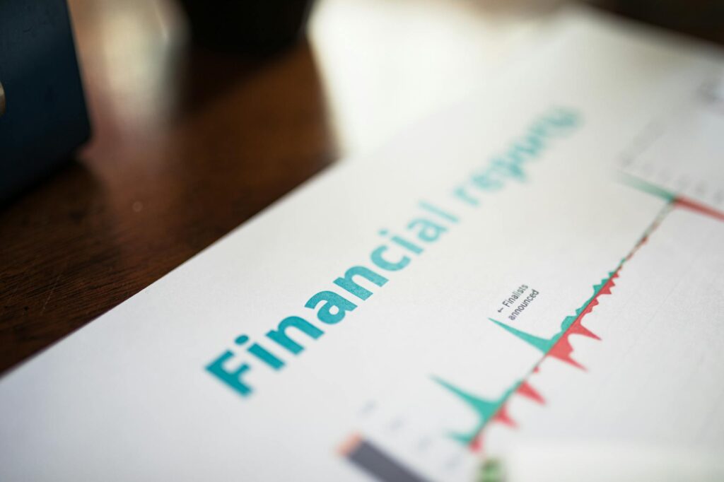 Finansijski izveštaji koji ilustruju posledice slabe komunikacije u knjigovodstvu.