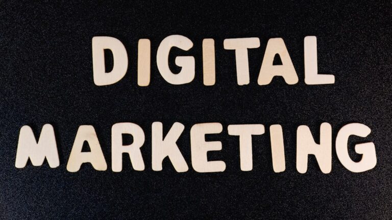 Digitalni marketing plan za male biznise u Srbiji sa strategijama SEO, društvenih mreža i Google Ads