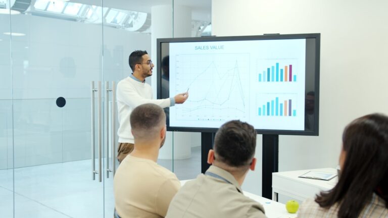 Preduzetnik sa grafikonima rasta prodaje bez dodatnih troškova kroz upsell i cross-sell strategije