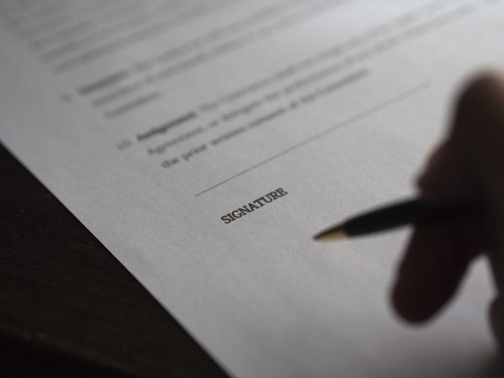 Advokat pregledava poslovni ugovor kako bi sprečio greške u sastavljanju i nejasnoće u Srbiji